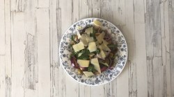 Салат с вялеными помидорами и рукколой