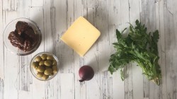 Салат с вялеными помидорами и рукколой