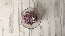 Салат с вялеными помидорами и рукколой