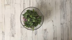 Салат с вялеными помидорами и рукколой