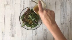 Салат с вялеными помидорами и рукколой