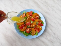 название картинки Салат с хурмой и кедровыми орехами