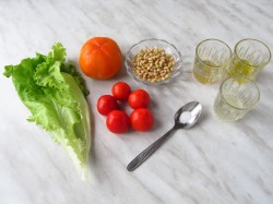 название картинки Салат с хурмой и кедровыми орехами