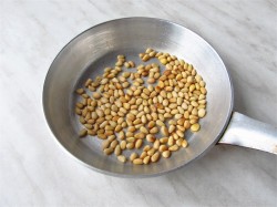 название картинки Салат с хурмой и кедровыми орехами