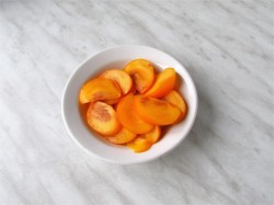 название картинки Салат с хурмой и кедровыми орехами