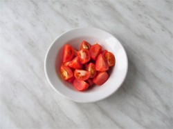 название картинки Салат с хурмой и кедровыми орехами