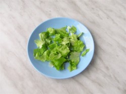 название картинки Салат с хурмой и кедровыми орехами