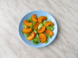 название картинки Салат с хурмой и кедровыми орехами