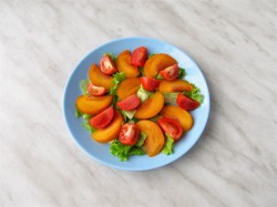 название картинки Салат с хурмой и кедровыми орехами