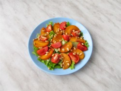 название картинки Салат с хурмой и кедровыми орехами