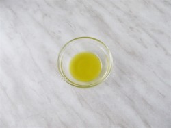 название картинки Салат с хурмой и кедровыми орехами