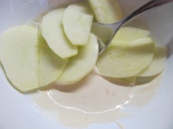 Салат с яблоком и вяленой утиной грудкой