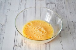 название картинки Салат с яичными блинчиками и курицей