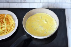 название картинки Салат с яичными блинчиками и курицей