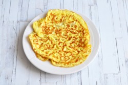 название картинки Салат с яичными блинчиками и курицей