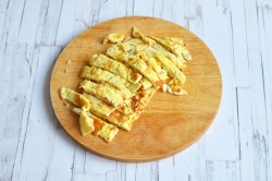 название картинки Салат с яичными блинчиками и курицей