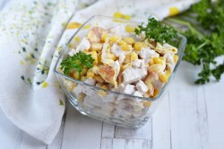 название картинки Салат с яичными блинчиками и курицей