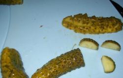 название картинки Салат с языком и маринованными огурцами