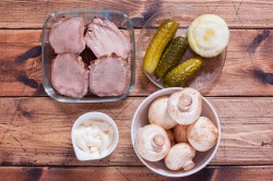 название картинки Салат с языком и грибами шампиньонами