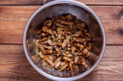 название картинки Салат с языком и грибами шампиньонами