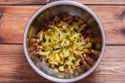 название картинки Салат с языком и грибами шампиньонами