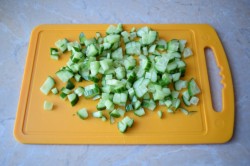 Салат с зелёным горошком яйцом и огурцом