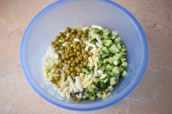 Салат с зелёным горошком яйцом и огурцом