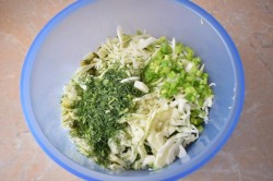 Салат с зелёным горошком яйцом и огурцом