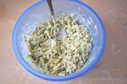 Салат с зелёным горошком яйцом и огурцом