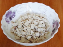 название картинки Салат Шанхай с курицей, ананасами и грибами