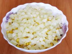 название картинки Салат Шанхай с курицей, ананасами и грибами