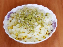 название картинки Салат Шанхай с курицей, ананасами и грибами