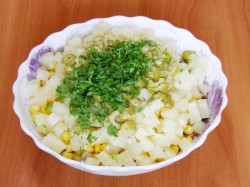 название картинки Салат Шанхай с курицей, ананасами и грибами