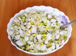 название картинки Салат Шанхай с курицей, ананасами и грибами