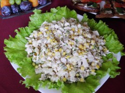 название картинки Салат Шанхай с курицей, ананасами и грибами