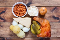 Салат Шишка с миндалем