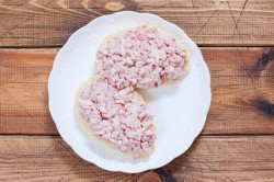 Салат Шишка с миндалем