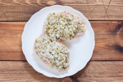 Салат Шишка с миндалем