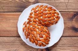 Салат Шишка с миндалем