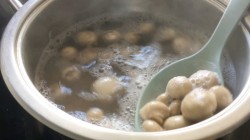 Салат ветчиной куриным филе, грибами и солеными огурцами