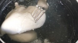 Салат ветчиной куриным филе, грибами и солеными огурцами