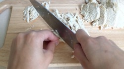 Салат ветчиной куриным филе, грибами и солеными огурцами