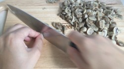 Салат ветчиной куриным филе, грибами и солеными огурцами