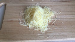 Салат ветчиной куриным филе, грибами и солеными огурцами