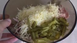 Салат ветчиной куриным филе, грибами и солеными огурцами