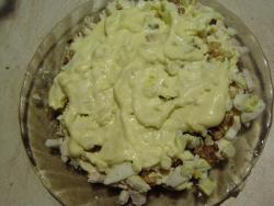 Салат слоями с курицей, шампиньонами, яйцами и орехами