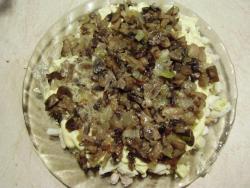 Салат слоями с курицей, шампиньонами, яйцами и орехами