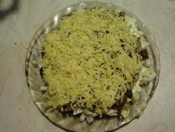 Салат слоями с курицей, шампиньонами, яйцами и орехами