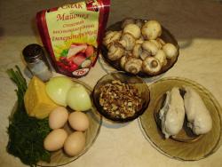 Салат слоями с курицей, шампиньонами, яйцами и орехами