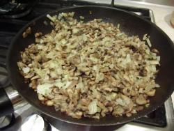 Салат слоями с курицей, шампиньонами, яйцами и орехами